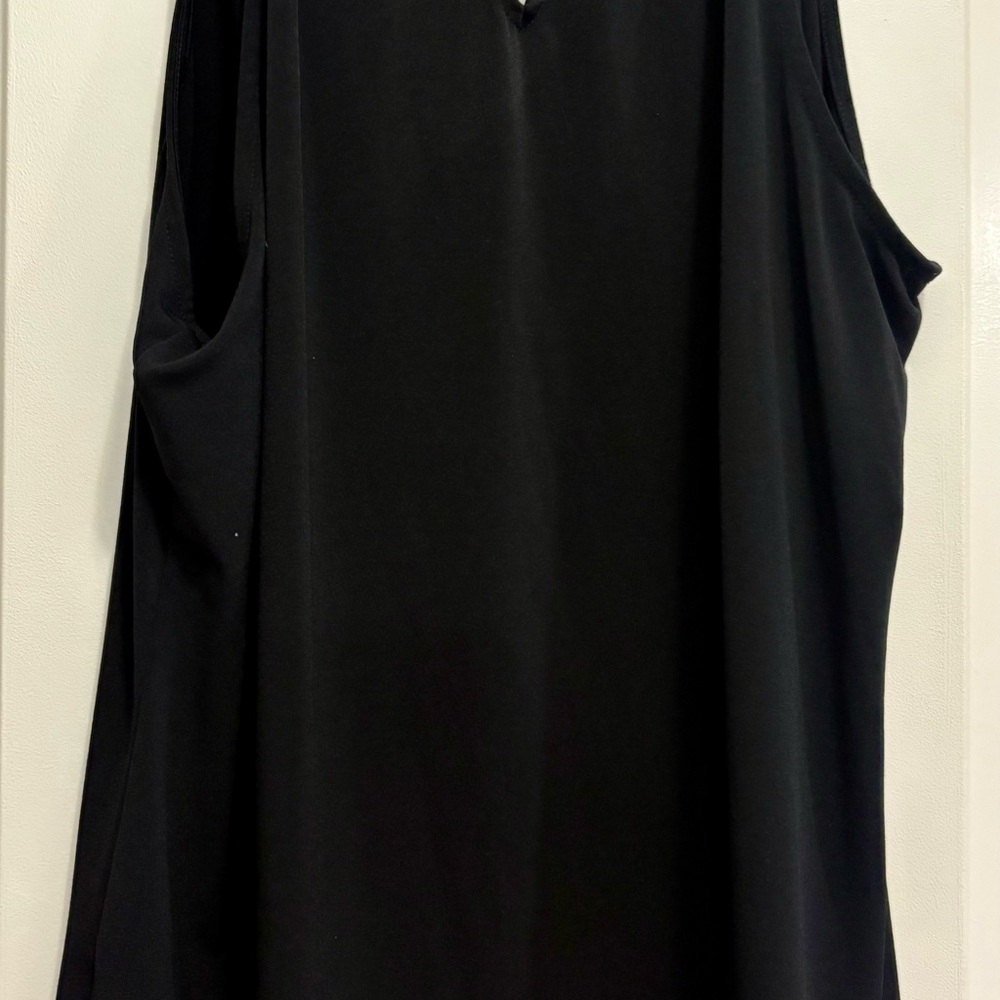 Elegant Black Sleeveless Top - Picture 5 of 5